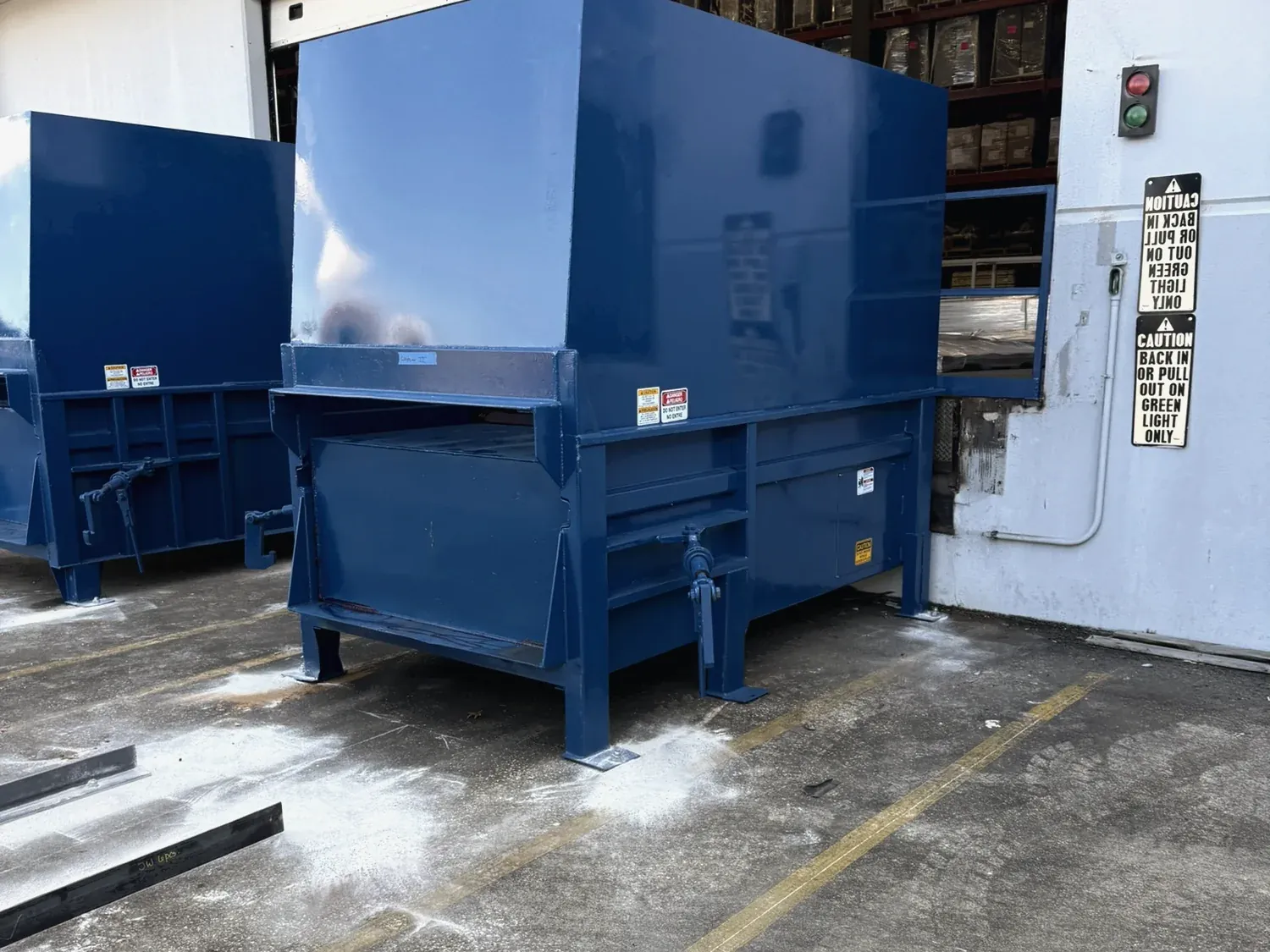 Stationary compactor set at a dock door